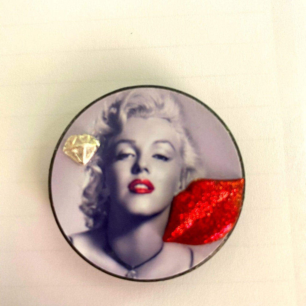 Marilyn Monroe phone grip
